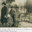 Maria Huppertz mit ihren Kindern Irma, Alfred und Therese